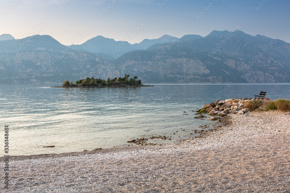 意大利北部日落时加尔达湖美丽的海岸线