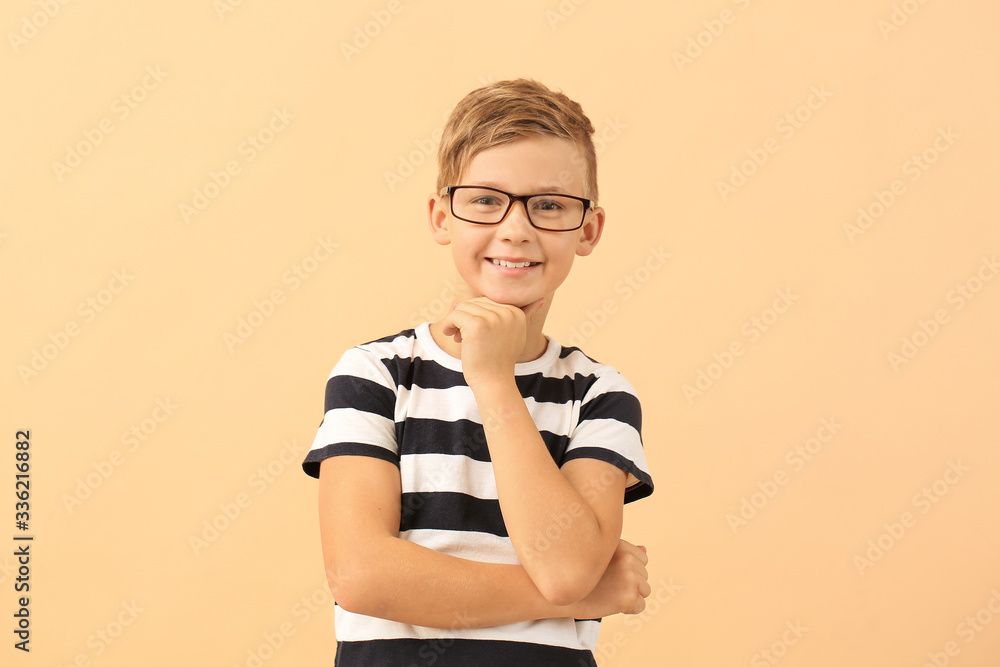 可爱的小男孩，彩色背景上戴着眼镜