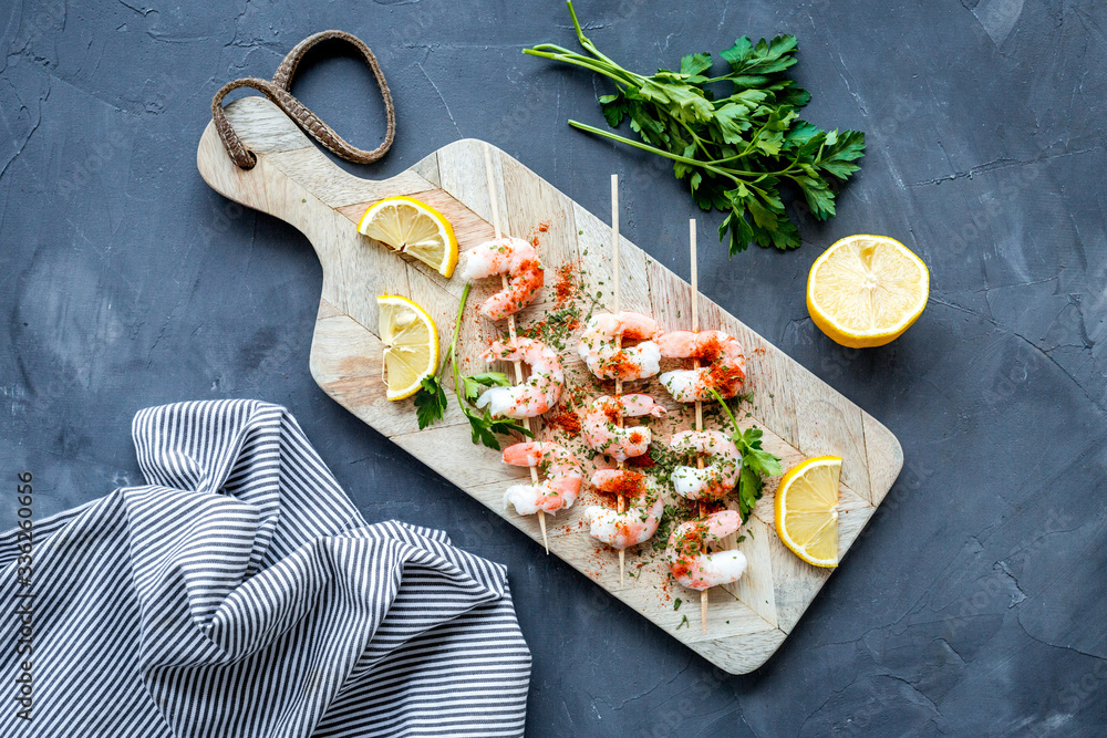 虾串-地中海厨房的开胃菜-灰色桌面视图