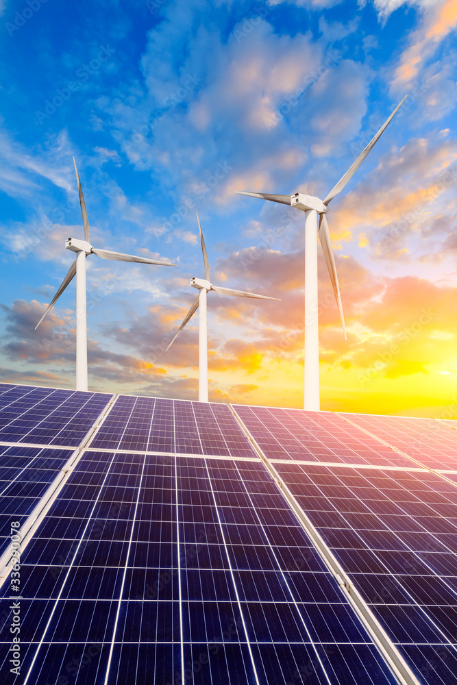 带风力涡轮机的太阳能电池板，在落日余晖中，绿色能源。