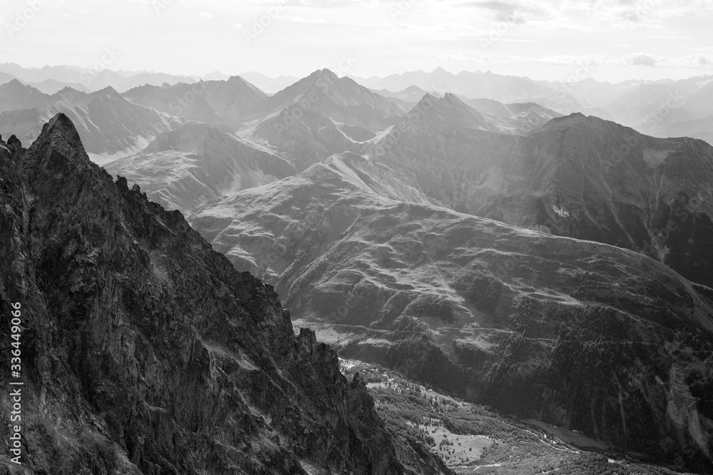 从勃朗峰附近的山脉看黑白景色