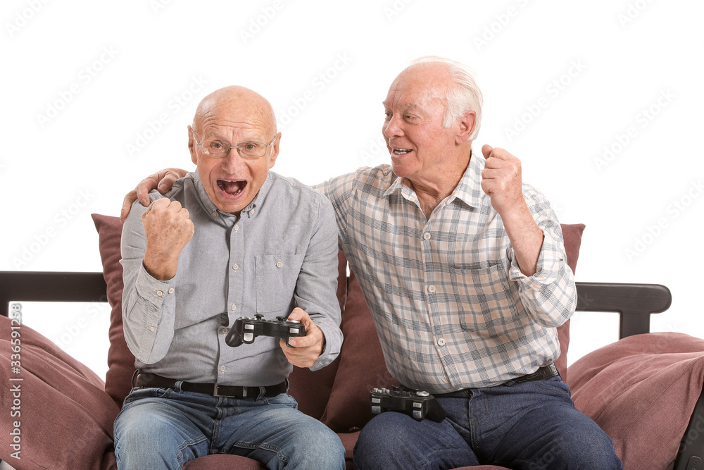 白人背景下玩电子游戏的老年男子画像