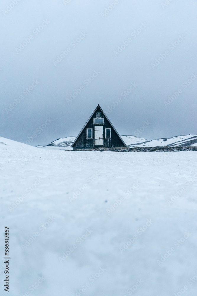 冬天雪地里的小屋