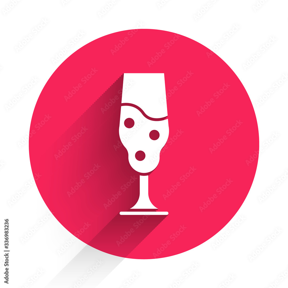 白色酒杯图标与长阴影隔离。酒杯图标。酒杯符号。玻璃器皿符号。Happ