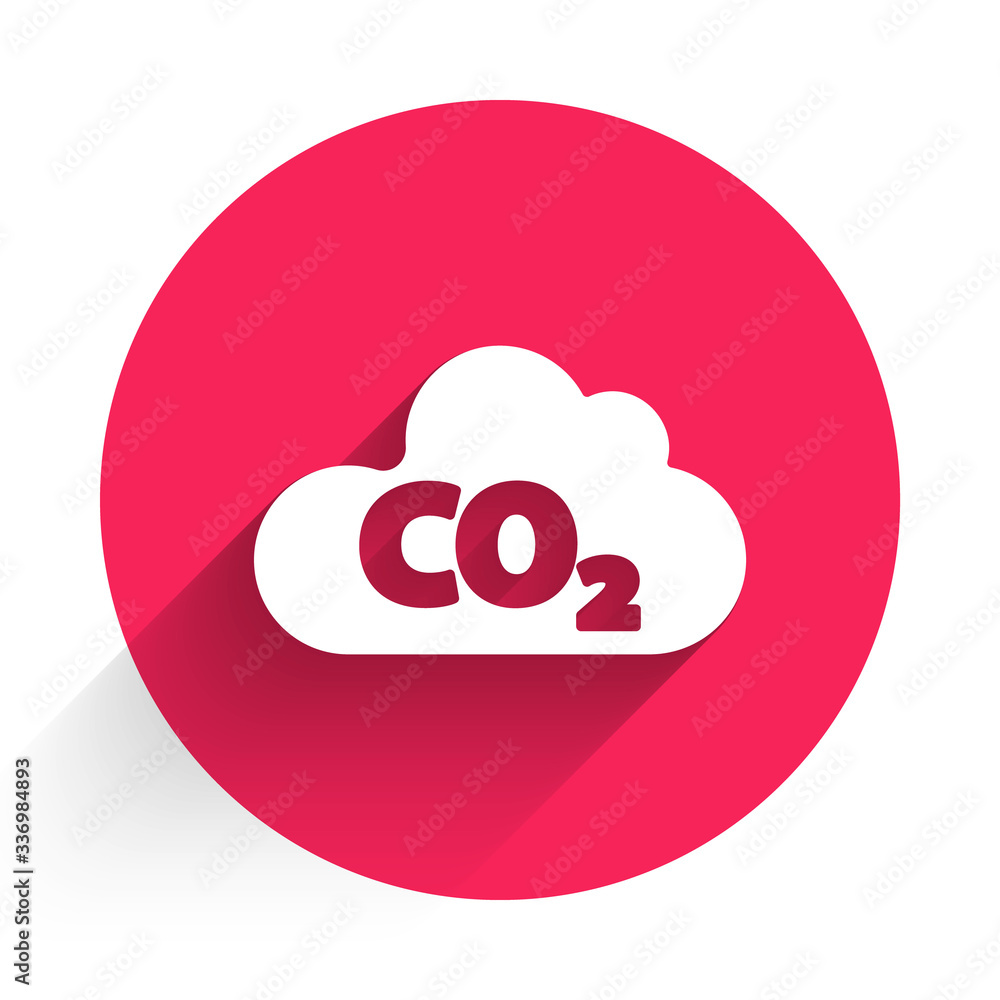 云图标中的白色二氧化碳排放与长阴影隔离。二氧化碳配方，烟雾污染