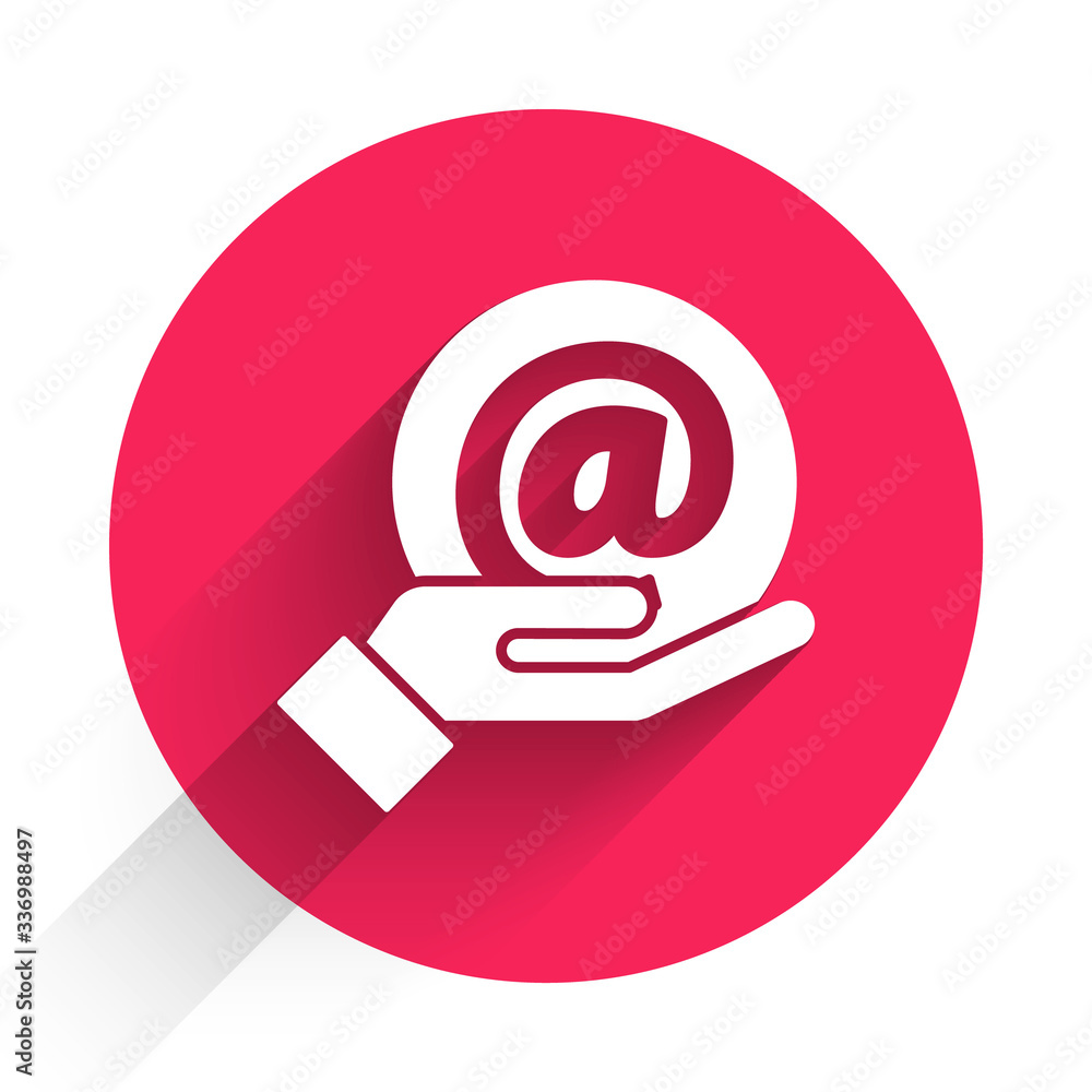 白色邮件和电子邮件在手，图标用长阴影隔离。信封符号电子邮件。电子邮件信息