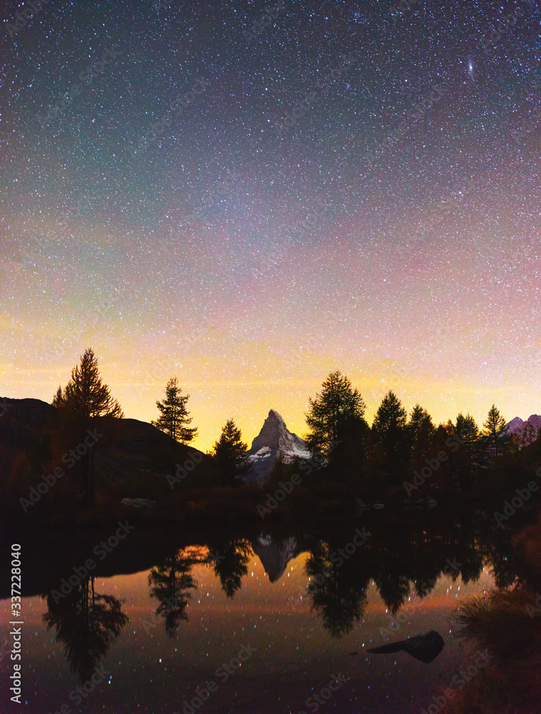 令人难以置信的Grindjisee湖与瑞士阿尔卑斯山马特洪峰Cervino的夜景。数百万sta