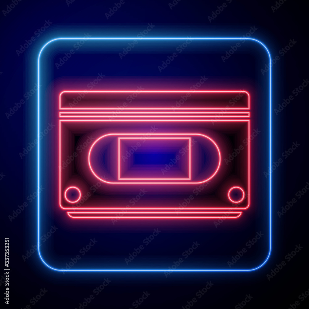 蓝色背景上隔离的发光霓虹VHS盒式磁带图标。矢量插图