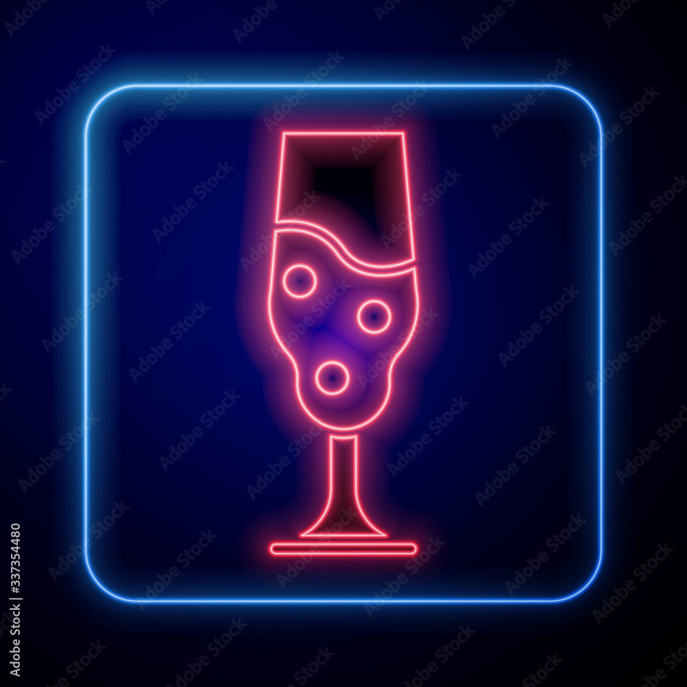 在蓝色背景上隔离的闪闪发光的霓虹灯酒杯图标。酒杯图标。杯形符号。玻璃器皿s