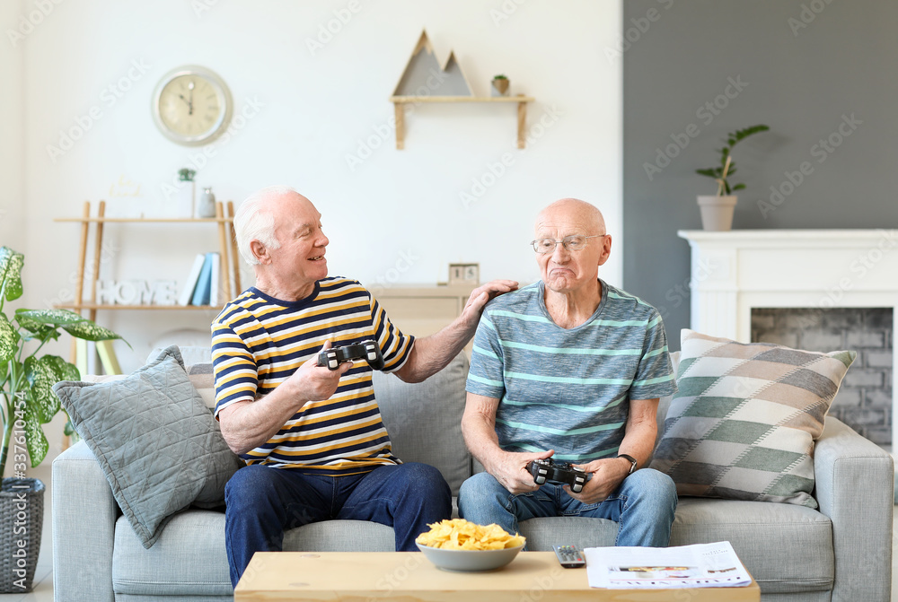 老年男子在家玩电子游戏