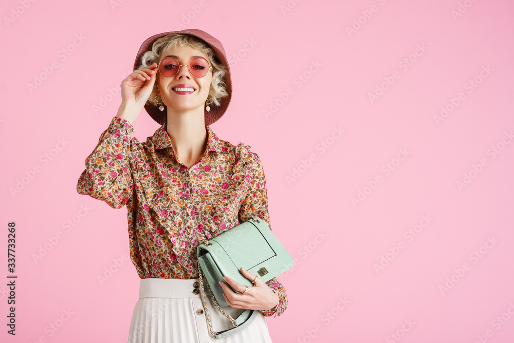年轻优雅快乐微笑的女人穿着时尚春装的时尚画像：印花上衣