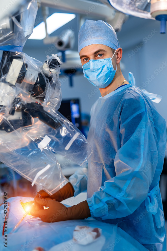 手术室的现代化设备。手术室的团队外科医生在工作。手术室里的外科医生
