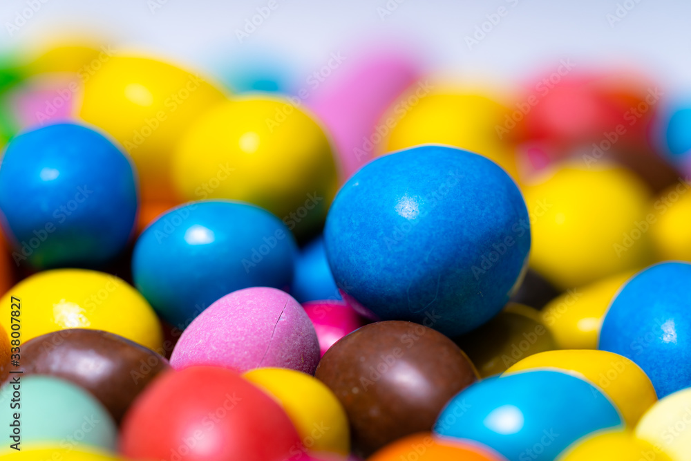 明亮多彩的糖果。特写背景。圆形明亮的糖果。