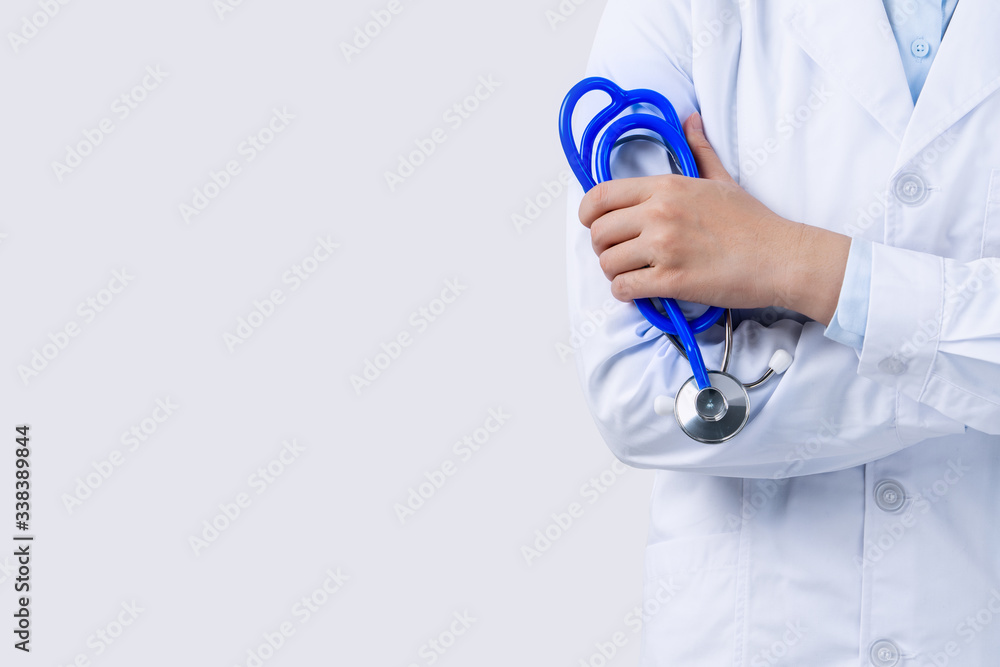 女医生画像，年轻女医生拿着白色背景隔离的听诊器，clo