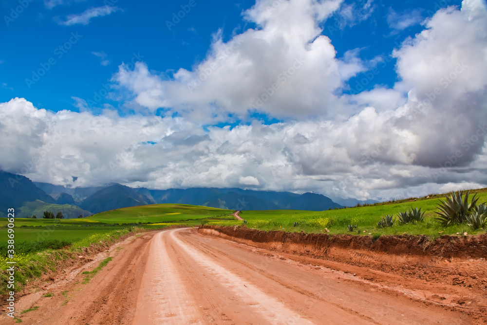 南美洲秘鲁的碎石路、田野、草地和山脉的美丽景观