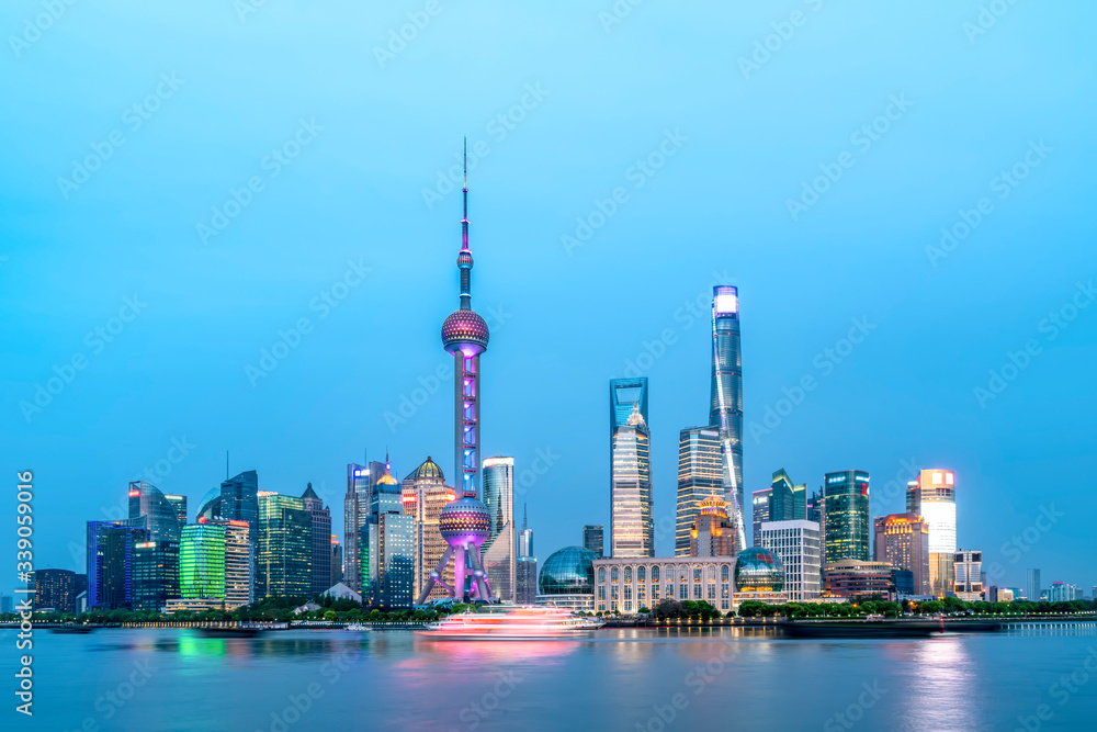 中国上海，黄浦江上的城市天际线。
