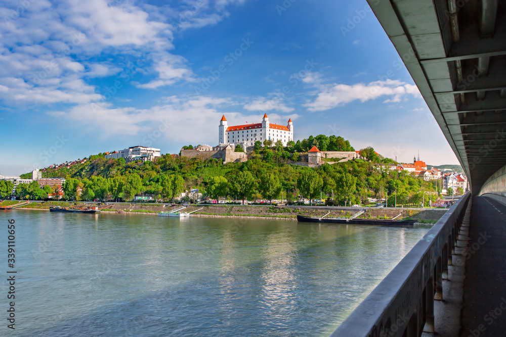斯洛伐克布拉迪斯拉发老城日落后多瑙河上的布拉迪斯拉瓦城堡