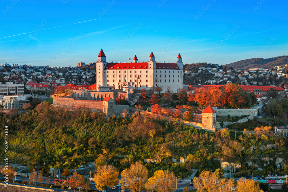 斯洛伐克布拉迪斯拉发老城日落后多瑙河上的布拉迪斯拉瓦城堡