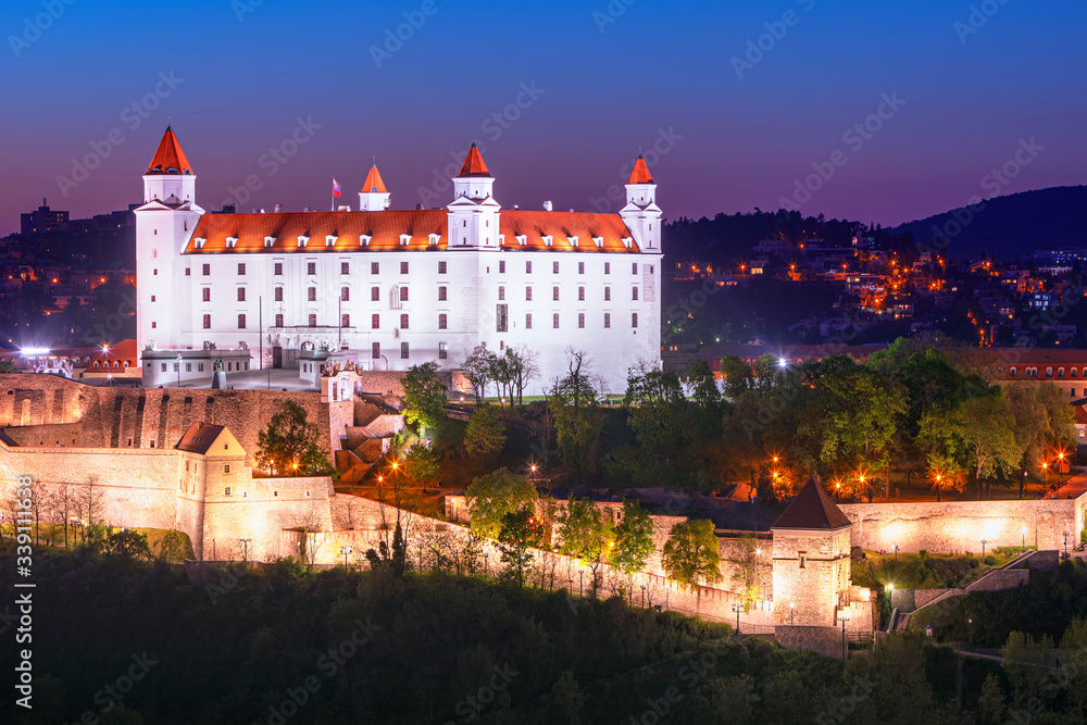 斯洛伐克布拉迪斯拉发古城日落后多瑙河上的布拉迪斯拉瓦城堡