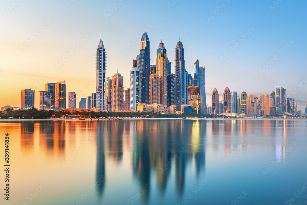 阿拉伯联合酋长国日出时的迪拜码头和著名的朱美拉海滩