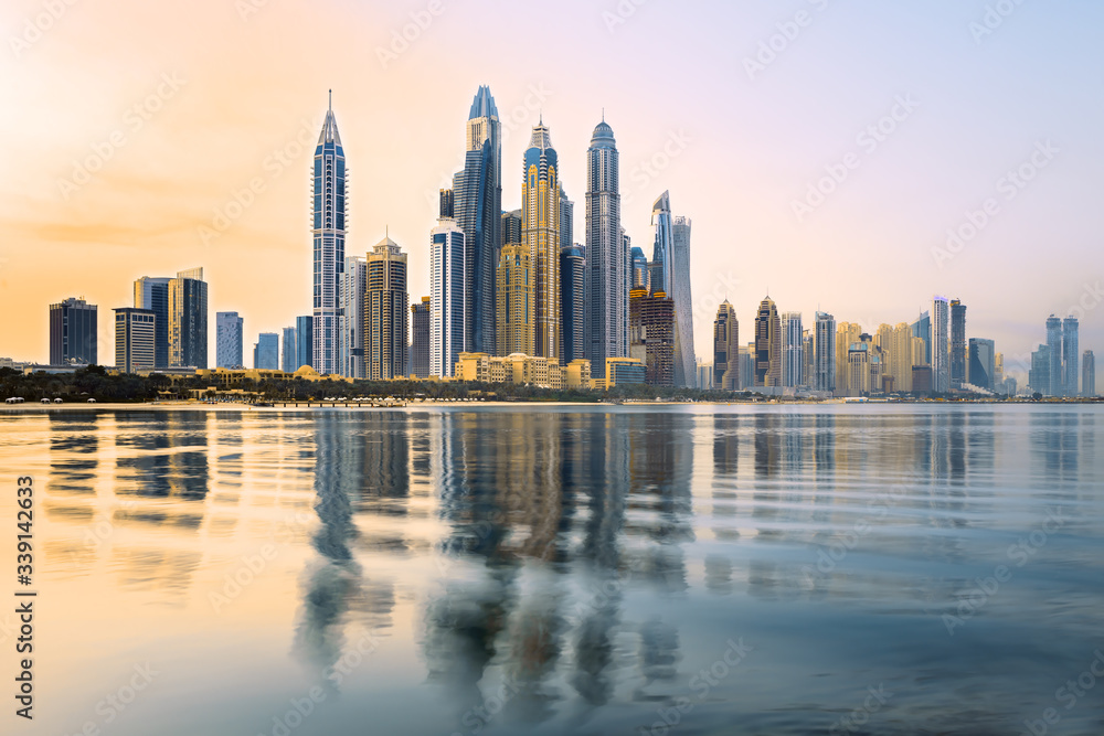 阿拉伯联合酋长国日出时的迪拜码头和著名的朱美拉海滩