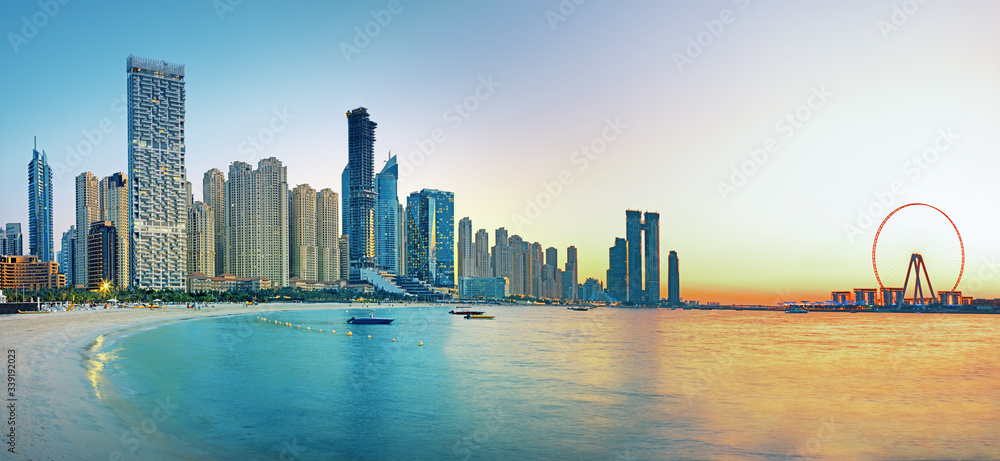 令人惊叹的豪华迪拜码头-阿拉伯联合酋长国著名的朱美拉日出海滩