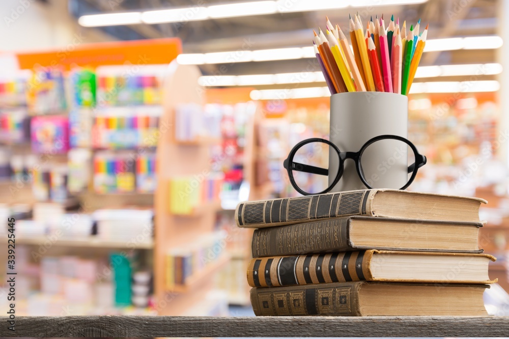 一堆旧书、眼镜和铅笔，教育和学习理念