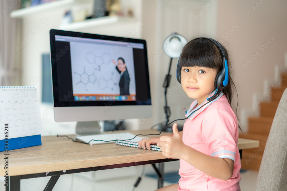 亚洲女学生视频会议电子学习，老师在电脑上，大拇指在客厅里