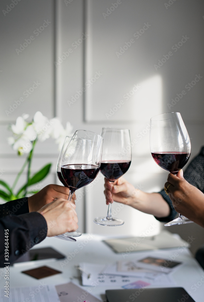 女人用葡萄酒庆祝