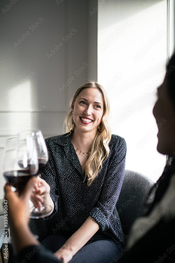 优雅的女商人享受葡萄酒