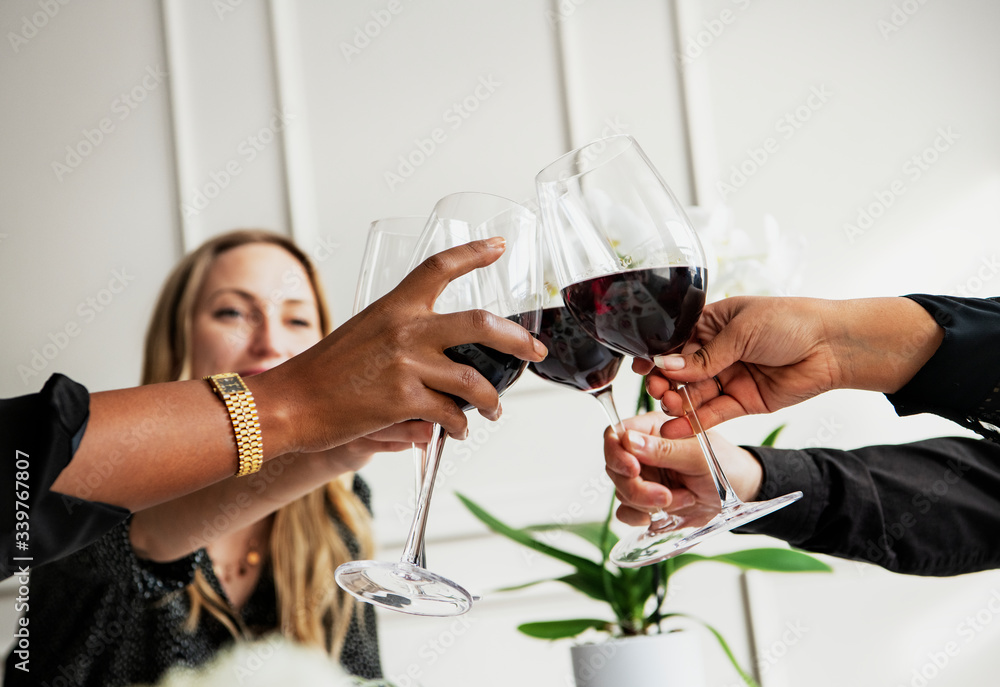 妇女用葡萄酒庆祝