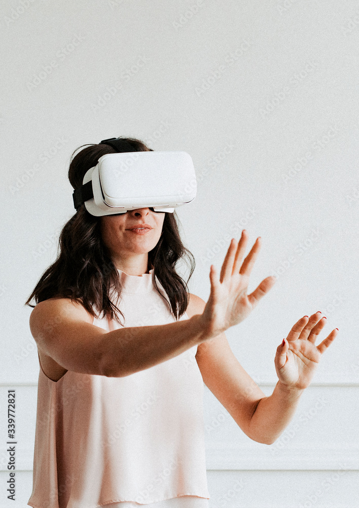 女性体验虚拟现实