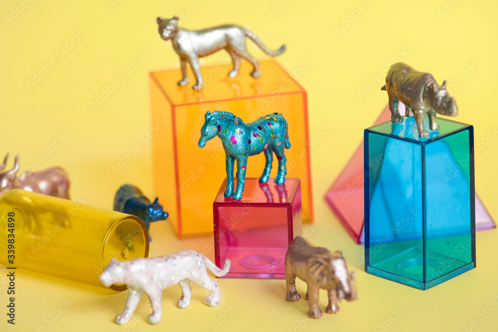 彩色背景下的各种动物玩具人偶