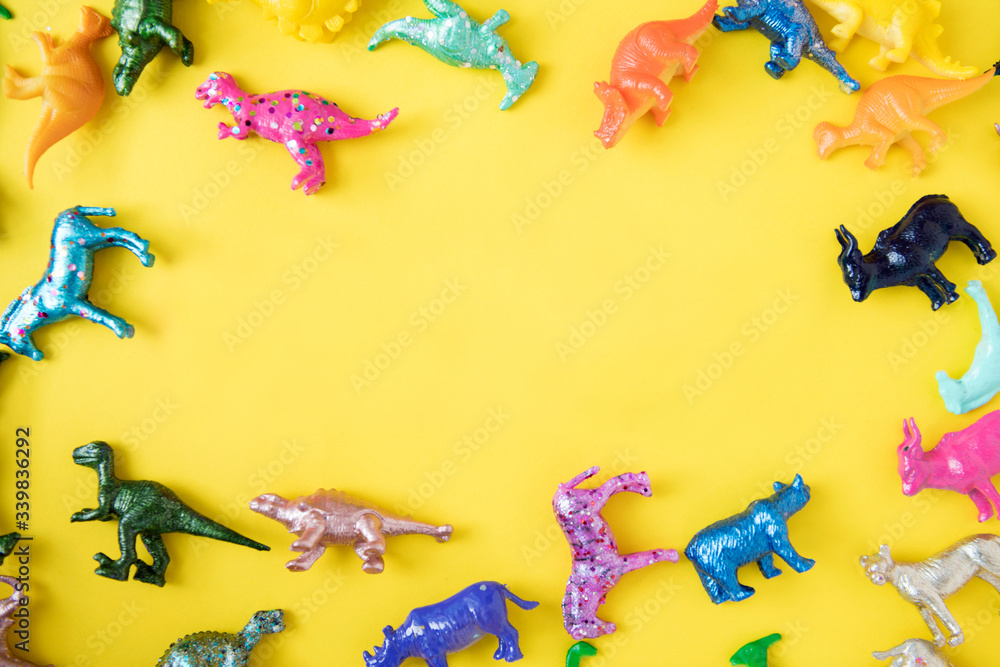 彩色背景和复制空间中的各种动物玩具人偶