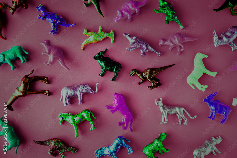 五颜六色的背景中的各种动物玩具人偶
