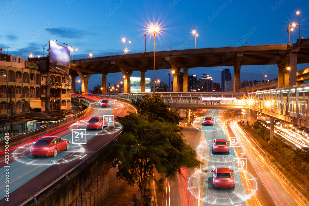 带自动传感器的智能汽车在大都市上行驶，无线连接，通信5G te