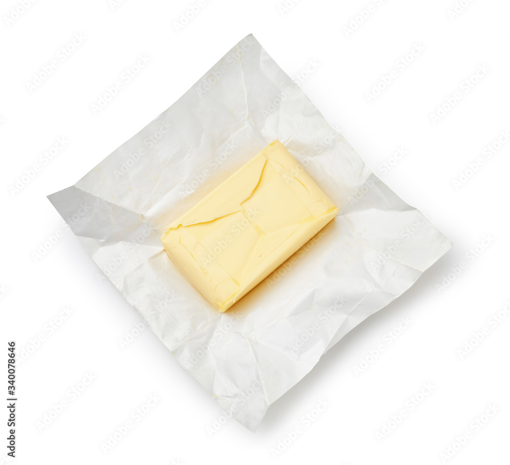 包装纸上的一块黄油，白色背景。黄油俯视图。