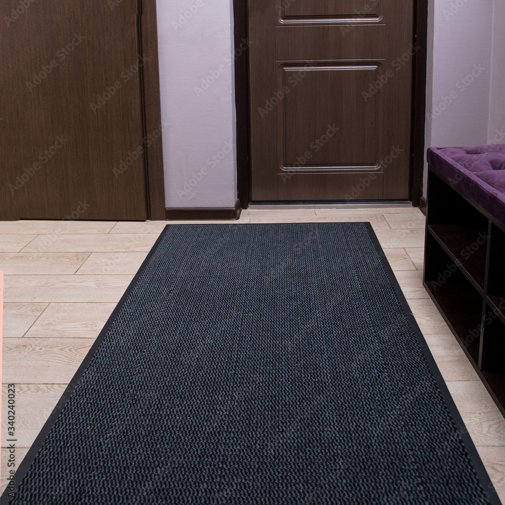 走廊装饰中的灰色地毯