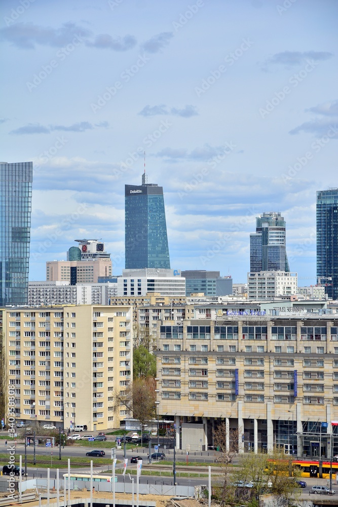 现代摩天大楼和城市建筑的鸟瞰图。