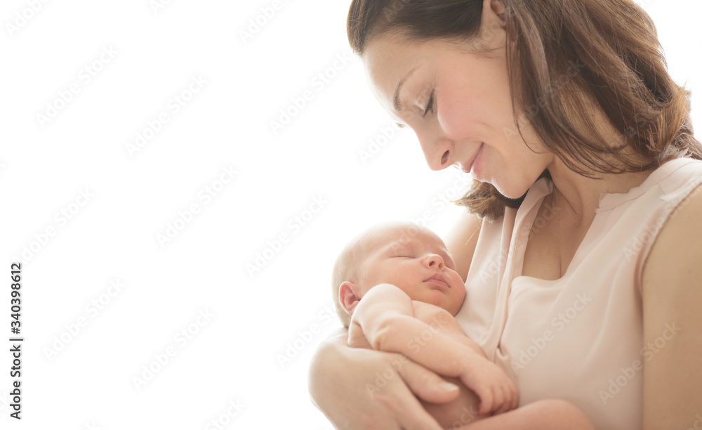 母亲和她的新生儿在一起。爱。快乐的母亲和婴儿亲吻和拥抱。高音柔和