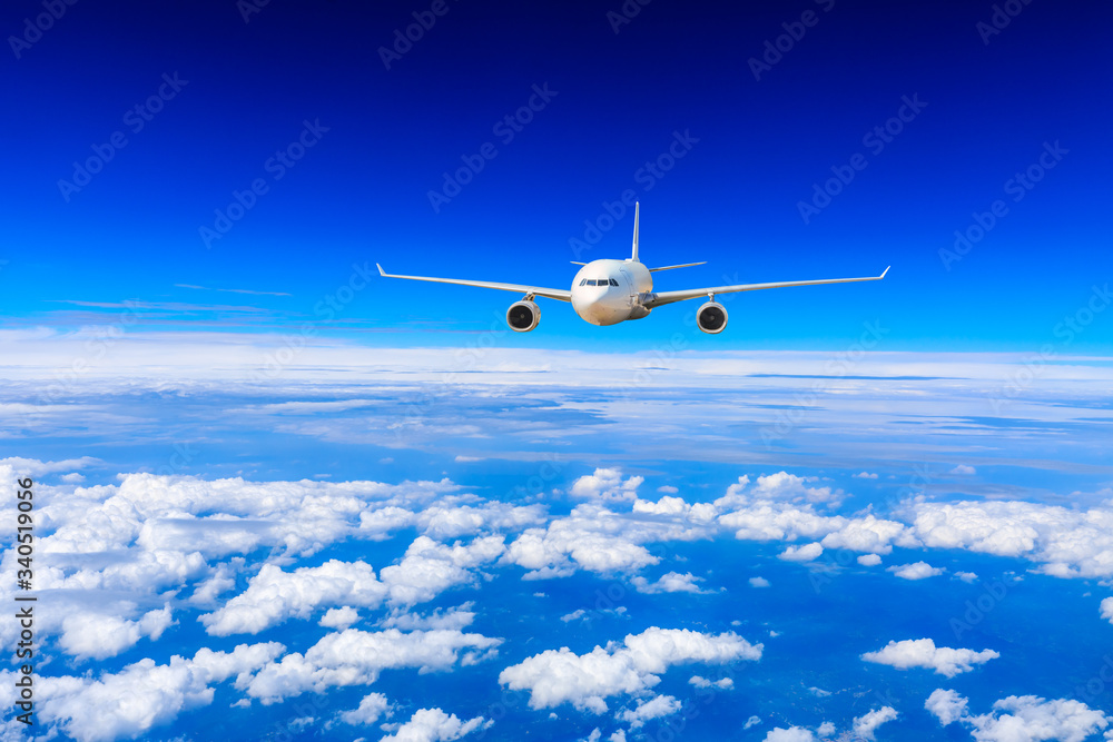 商业飞机在云端飞行，旅行理念。