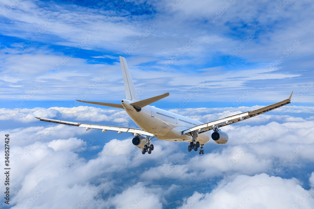 商业飞机在云端飞行，旅行理念。