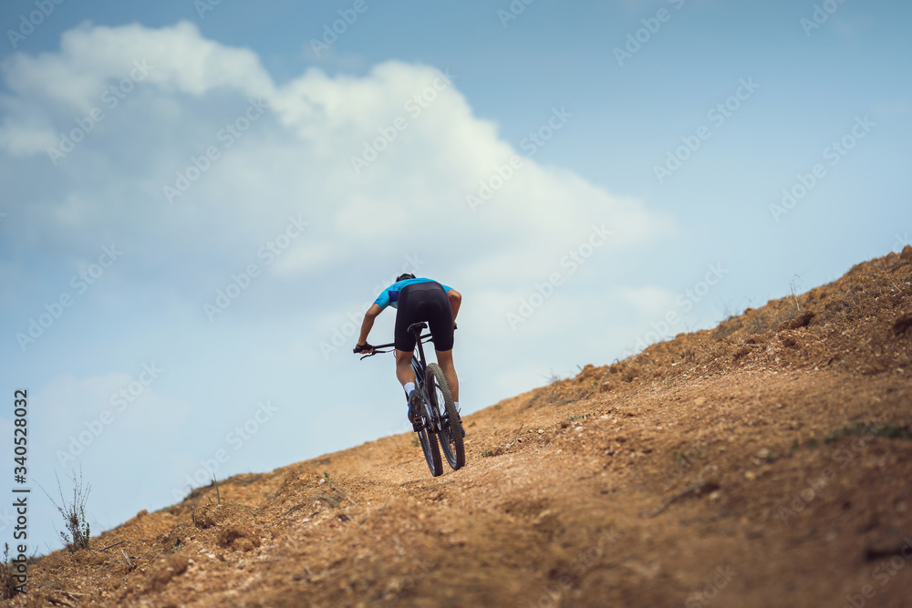 山地自行车手骑行、训练和攀登陡坡。