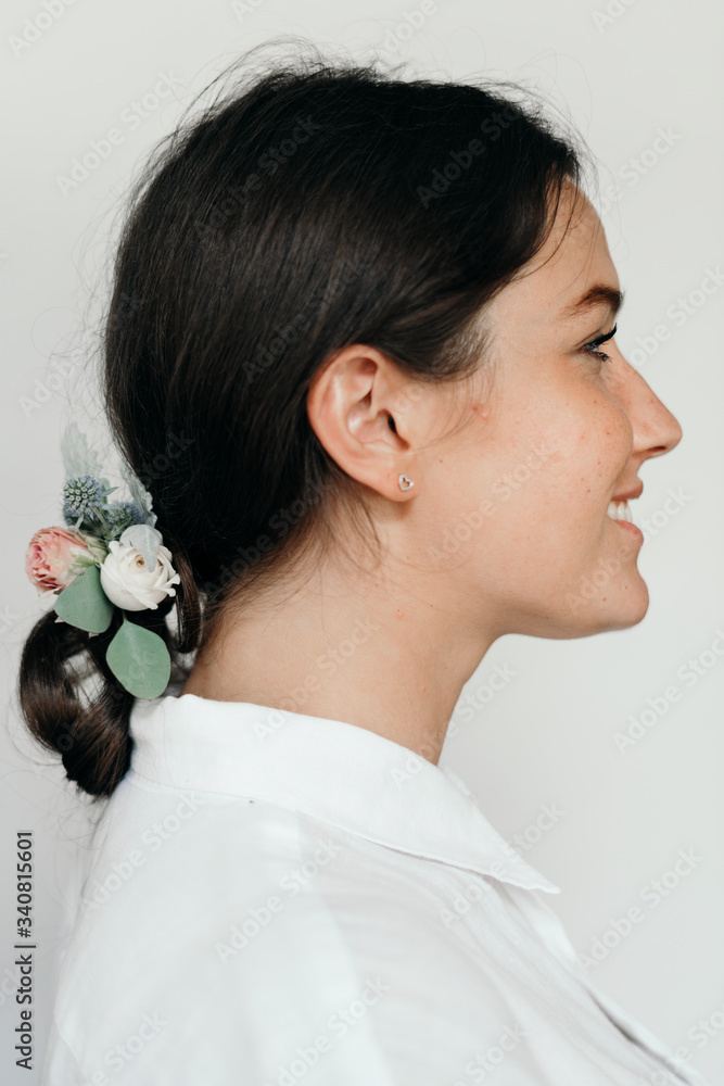一个戴着花发带的女人的肖像