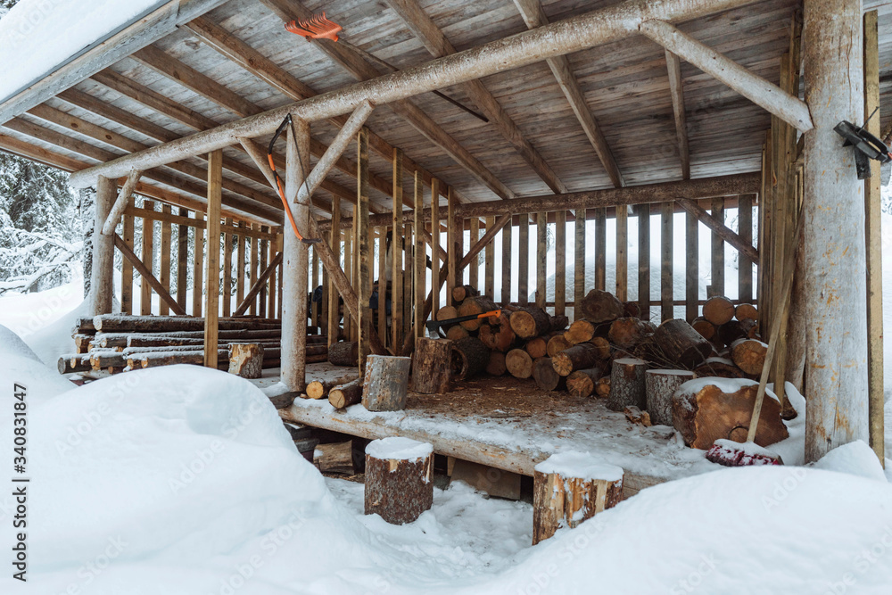 雪地里的木柴怪棚