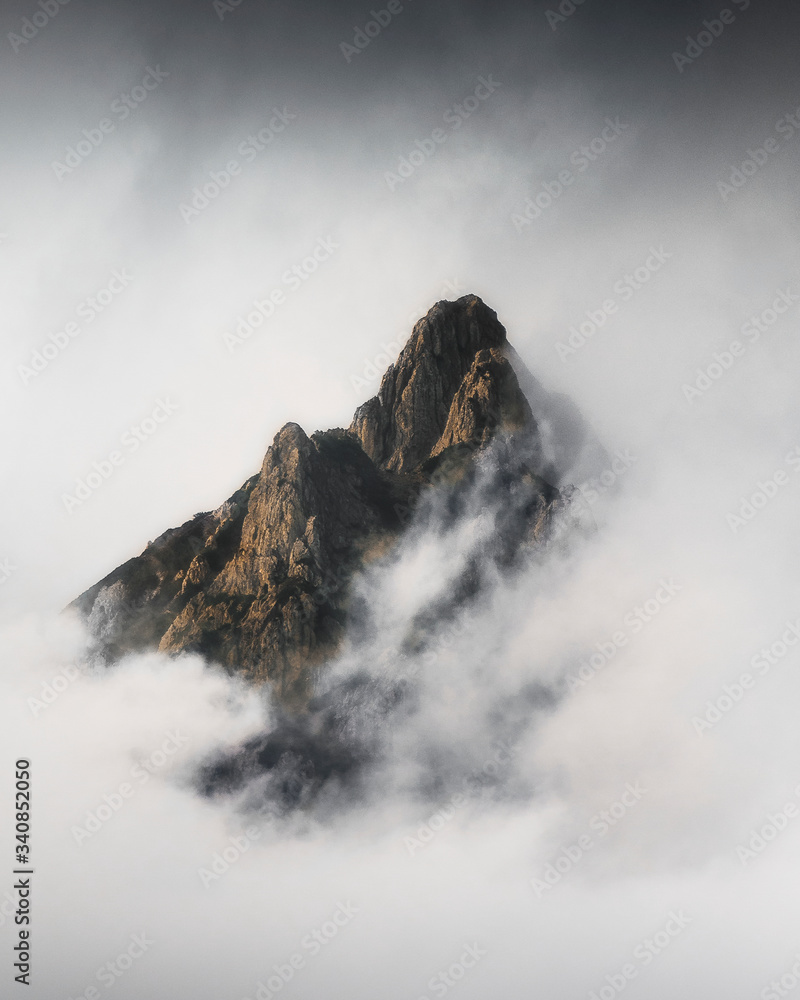 斯洛文尼亚迷雾重重的朱利安阿尔卑斯山