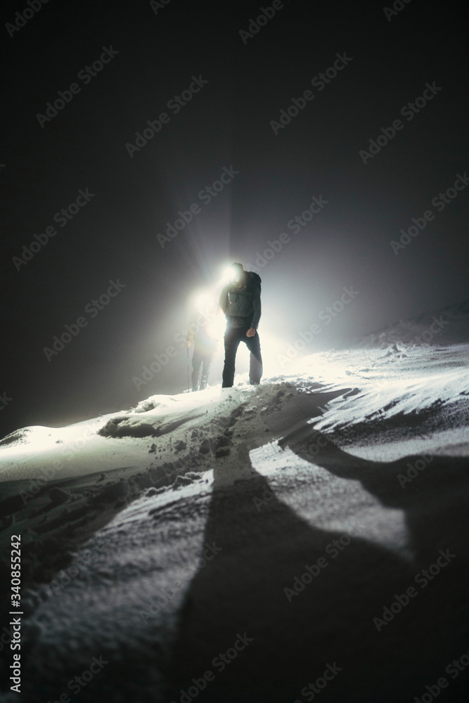 雪地里的夜间徒步旅行