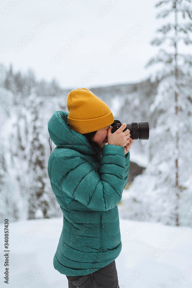 风景摄影师拍摄白雪皑皑的拉普兰