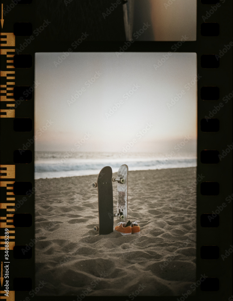 海滩上的滑板电影带