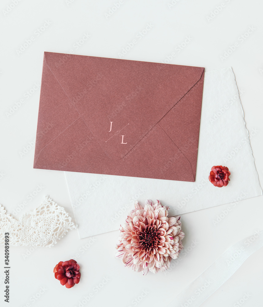 粉色信封和鲜花